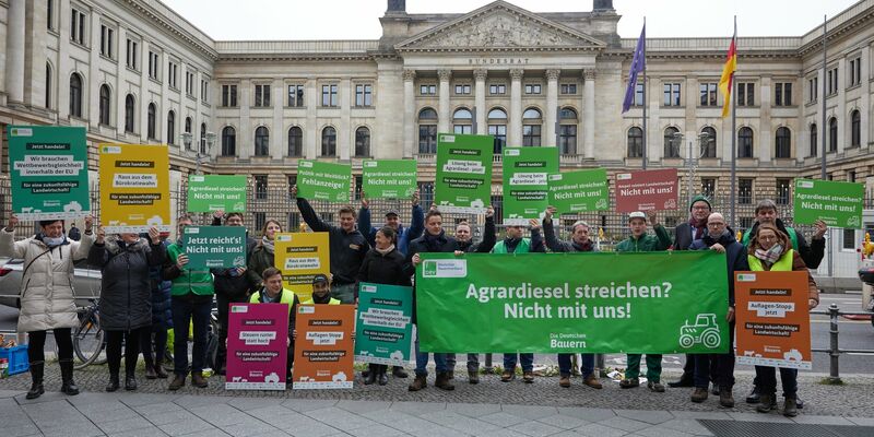 Menschen protestieren vor dem Bundesrat unter anderem gegen die Abschaffung der Agrardiesel-Subventionen. - Foto: Joerg Carstensen/dpa