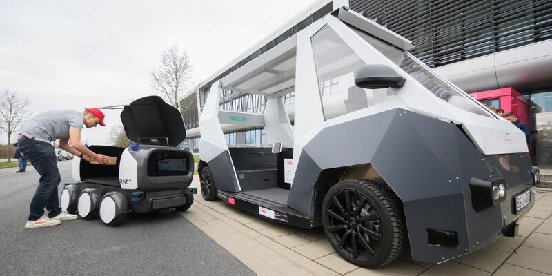 An der TU Braunschweig wurden Zustellroboter vorgestellt: Das größere Fahrzeug ist ein mobiles Logistikzentrum und das kleinere das Zustellfahrzeug. - Foto: Julian Stratenschulte/dpa
