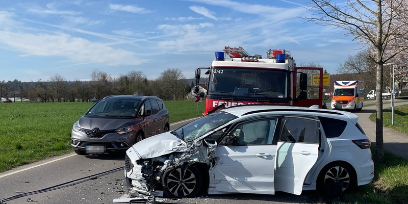 KFV Bodenseekreis: Verkehrsunfall: Feuerwehr befreit eingeklemmten Fahrer - Foto: presseportal.de