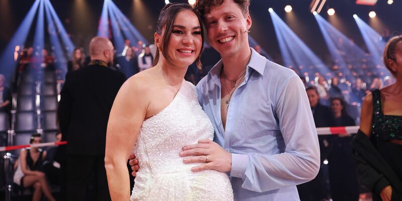 Die schwangere Profitänzerin Renata Lusin und ihr Mann Valentin Lusin Ende Februar in der RTL-Tanzshow „Let's Dance“. - Foto: Rolf Vennenbernd/dpa