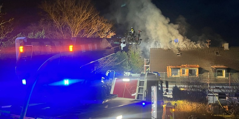 FW Pforzheim: Dachstuhlbrand, zwei Wohnungen unbewohnbar - Foto: presseportal.de