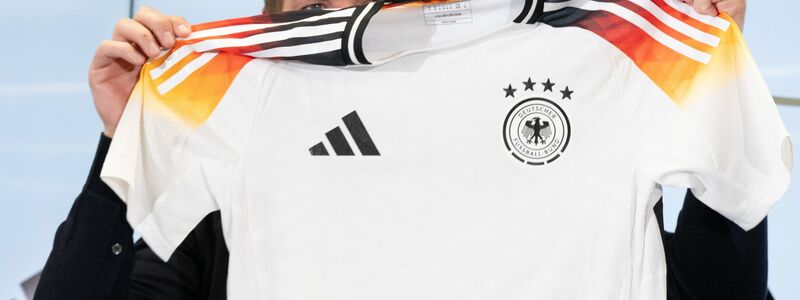 Bundestrainer Julian Nagelsmann und das neue DFB-Trikot von Adidas. - Foto: Boris Roessler/dpa