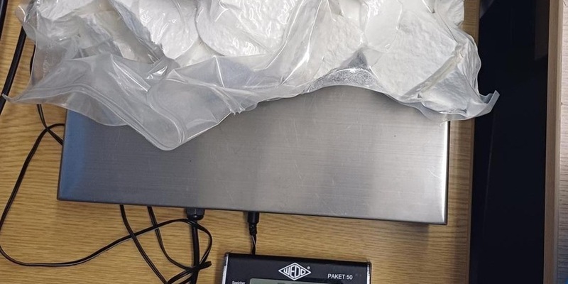 BPOL NRW: Grenzüberschreitendes Polizeiteam stellt 3,06 Kilogramm Kokain auf der Bundesautobahn 3 in Rees sicher - Foto: presseportal.de