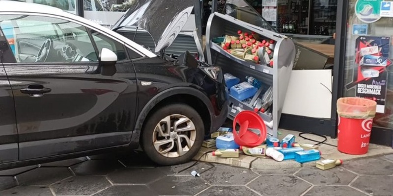 POL-HST: Pkw fährt anscheinend ungebremst in eine Tankstelle - Foto: presseportal.de