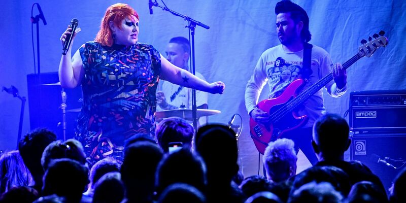 US-Sängerin Beth Ditto und Bassist Ted Kwo in Berlin auf der Bühne. - Foto: Britta Pedersen/dpa