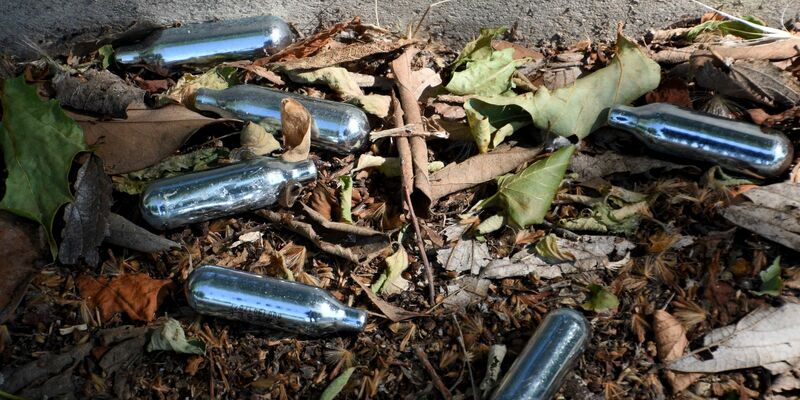 Die Lachgas-Kartuschen enthalten Distickstoffmonoxid. - Foto: Gerard Bottino/Zuma Press/dpa