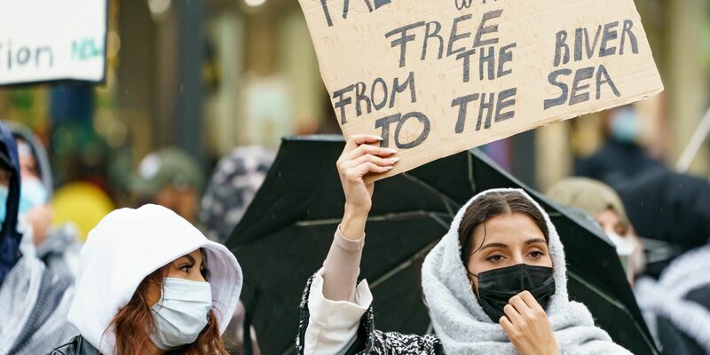 Bei einer propalästinensischen Demonstration in Frankfurt darf die Stadt die umstrittene Parole «From the river to the sea» nicht verbieten. - Foto: Axel Heimken/dpa/Symbolbild