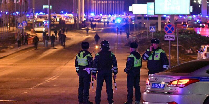 Die Polizei blockiert die Straße zur Crocus City Hall am westlichen Rand von Moskau. Nach dem Angriff in der Region Moskau hat der russische Inlandsgeheimdienst FSB Tote und Verletzte bestätigt. - Foto: Dmitry Serebryakov/AP/dpa