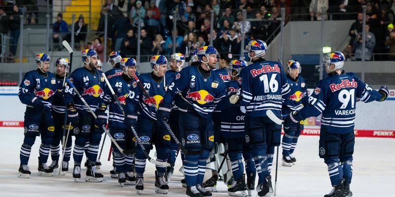Der EHC Red Bull München hat im Playoff-Halbfinale in Bremerhaven verkürzen können. - Foto: Sven Hoppe/dpa
