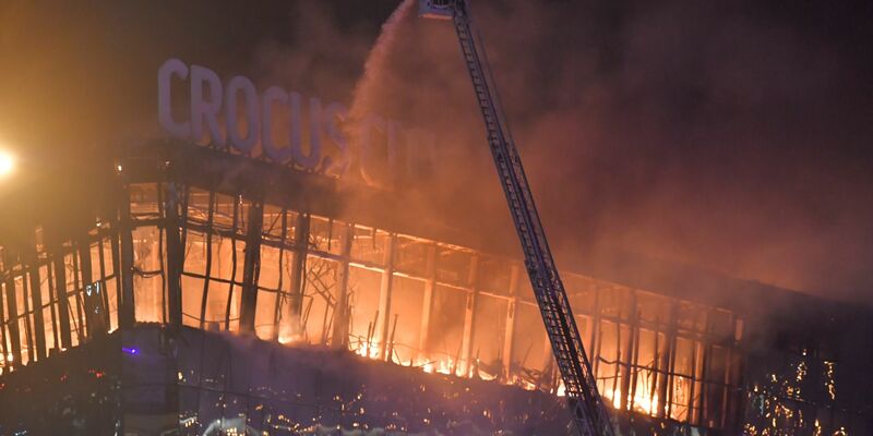 Rettungskräfte bekämpfen ein Brand im Crocus City Hall am westlichen Rand von Moskau. Nach dem Angriff auf eine Veranstaltungshalle in der Region Moskau hat der russische Inlandsgeheimdienst FSB laut Agentur Interfax Tote und Verletzte bestätigt. - Foto: Alexander Zemlianichenko Jr/XinHua/dpa