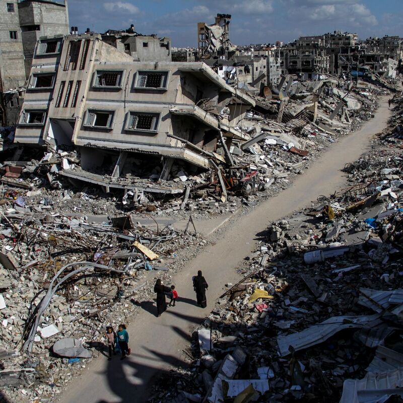 Menschen drängen sich um Pakete mit humanitärer Hilfe, die über dem nördlichen Gazastreifen abgeworfen wurden. Israel hat «sofortige Schritte» zur Erhöhung humanitärer Hilfe für die Zivilbevölkerung beschlossen. - Foto: Mahmoud Issa/dpa