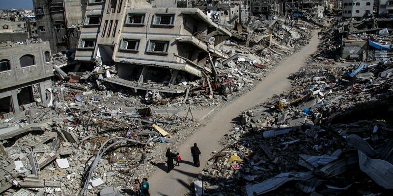 Nach palästinensischen Angaben mussten alle drei Krankenhäuser in Dschabalia wegen der Kämpfe ihren Betrieb einstellen. - Foto: Mahmoud Issa/dpa