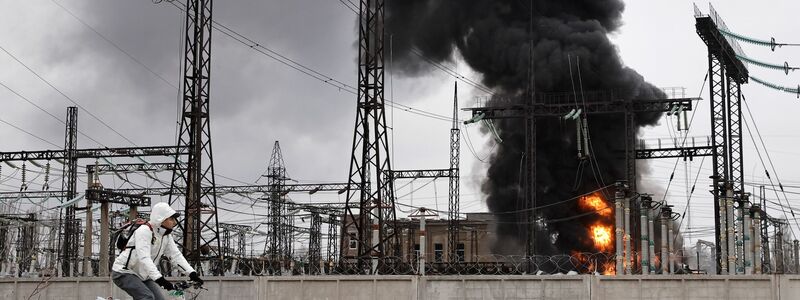 Ein Großteil der ukrainischen Energie-Infrastruktur fällt durch die russischen Angriffe mittlerweile aus - Foto: Yevhen Titov/AP/dpa