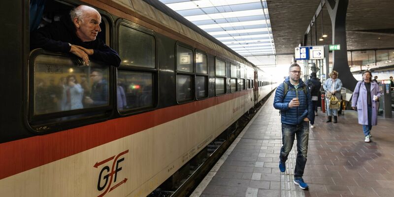 Ein Passagier an Bord des neuen Nachtzuges, der zwischen Berlin, Amsterdam und Brüssel verkehrt, schaut aus einem Zugfenster. - Foto: Eva Plevier/ANP/dpa