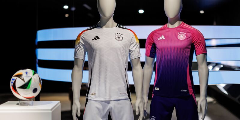 Die Trikots der deutschen Fußball-Nationalmannschaft für Heim-EM sind noch von Adidas. - Foto: Daniel Karmann/dpa
