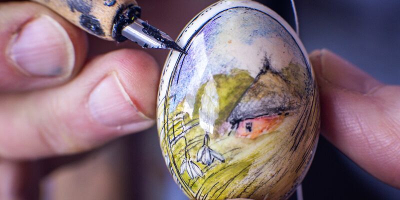 Verschiedene Eier liegen in der Malstube von Eikünstlerin Ines Höfs. - Foto: Jens Büttner/dpa