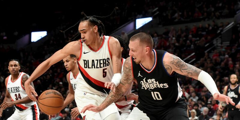 Dalano Banton (l) von den Portland Trail Blazer und Daniel Theis kämpfen um den Ball. - Foto: Steve Dykes/AP/dpa