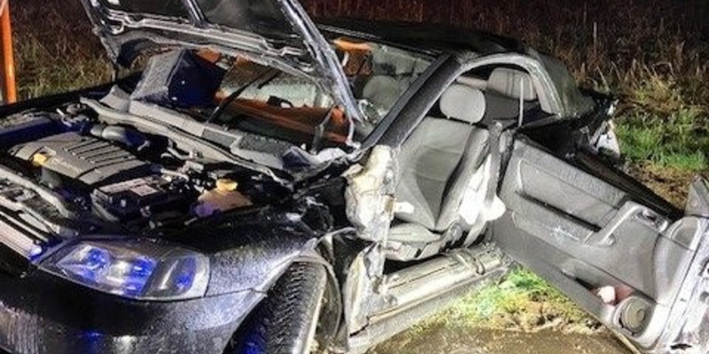 FF Bad Salzuflen: Drei Personen bei schwerem Verkehrsunfall in Bad Salzuflen verletzt / Feuerwehr ist Samstagnacht mit rund 30 Kräften im Einsatz - Foto: presseportal.de