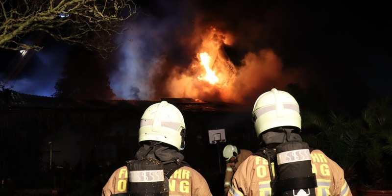 FW-SE: Schuppenbrand greift auf Einfamilienhaus über - Foto: presseportal.de
