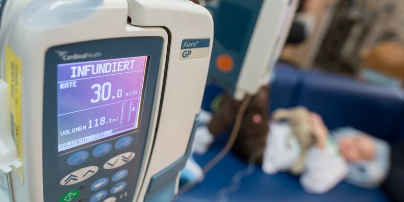 Bei einer Chemotherapie sollen Medikamente verhindern, dass Krebszellen sich teilen und somit vermehren. - Foto: Matthias Balk/dpa