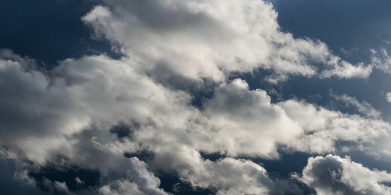 Der April macht, was er will - und das schon im März. Doch das Wetter soll stabiler werden. - Foto: Robert Michael/dpa-Zentralbild/dpa