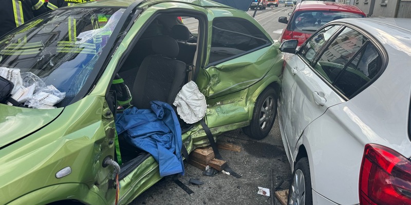 FW-MH: Schwerer Verkehrsunfall mit eingeklemmter Person in Mülheim an der Ruhr - Foto: presseportal.de