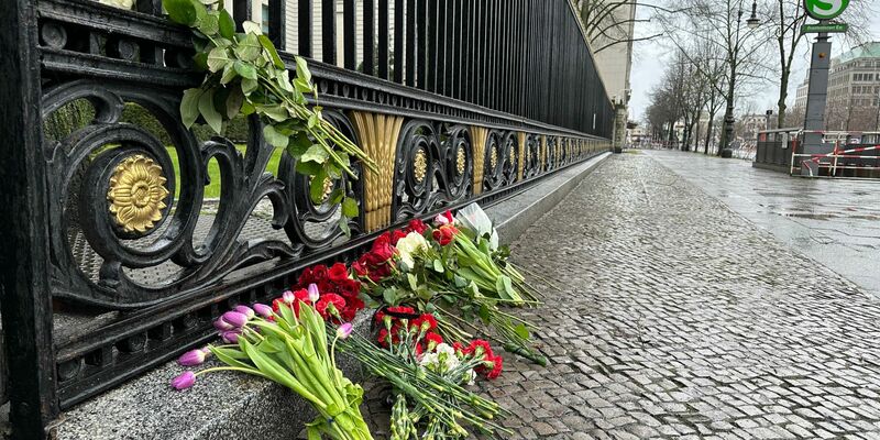 Blumen liegen am Zaun der Russischen Botschaft in Berlin: Bei einem Anschlag auf das Veranstaltungszentrum Crocus City Hall ist die Zahl der Toten nach Angaben der Ermittler weiter gestiegen. - Foto: Ilja Roschkow/Russische Botschaft Berlin/dpa