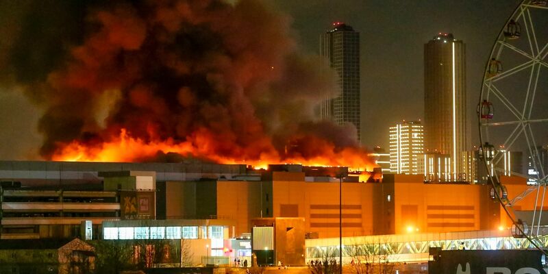 Nach dem Anschlag auf eine Konzerthalle in Moskau sind elf Verdächtige festgenommen worden. Der IS reklamiert die Attacke für sich. - Foto: Sergei Vedyashkin/Moscow News Agency/AP/dpa