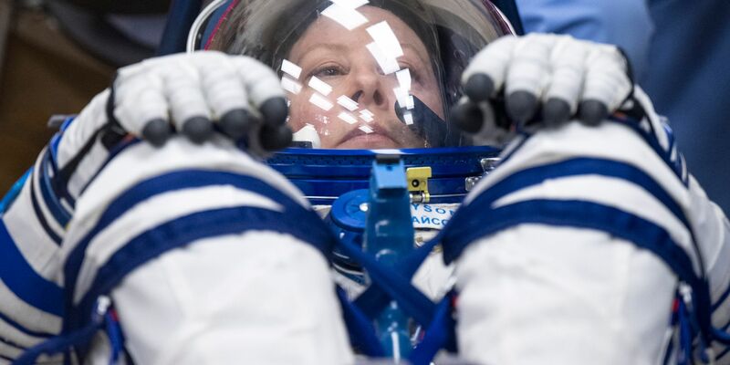 Die Nasa-Astronautin Tracy Dyson lässt den Druck ihres Sokol-Anzugs überprüfen. - Foto: Bill Ingalls/NASA/dpa