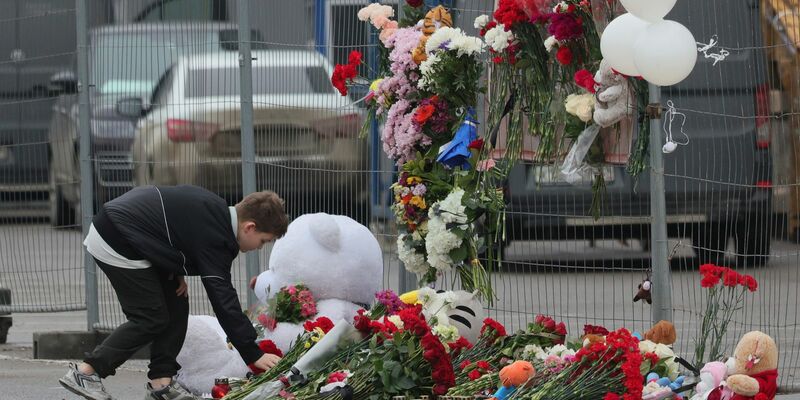 Ein Junge trauert um die Opfer des Anschlags auf die Crocus City Hall in Moskau. - Foto: Vitaly Smolnikov/AP/dpa