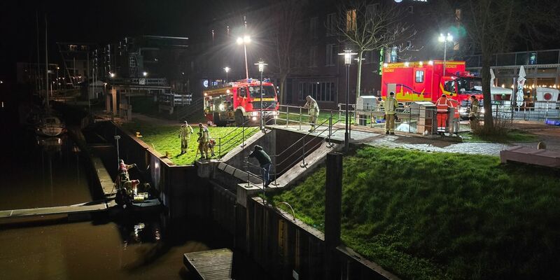 Feuerwehrtaucher untersuchen den Hafen in Stade. - Foto: Polizeiinspektion Stade/dpa