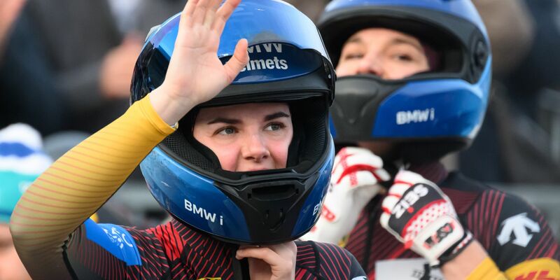 Siegte beim Weltcupfinale in Lake Placid: Bob-Pilotin Kim Kalicki (l) und ihre Anschieberin Leonie Fiebig. - Foto: Robert Michael/dpa