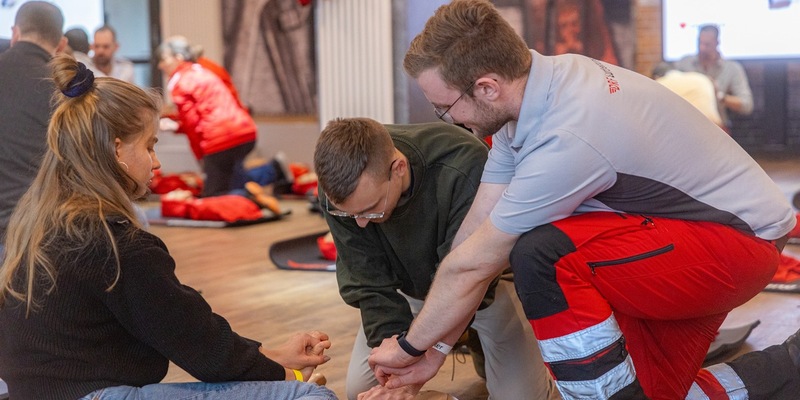 DRF Luftrettung schult mehr als 300 Menschen in Laienreanimation / Erfolgreiche Kooperation mit dem 1. FC Union Berlin - Foto: presseportal.de