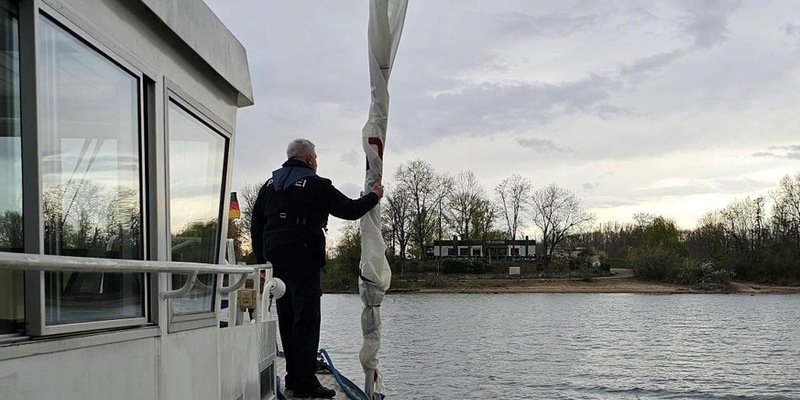 PP-ELT: Segelbootunglück auf dem Otterstädter Altrhein: Jugendliche Seglerin gerettet und sicher an Land gebracht - Foto: presseportal.de