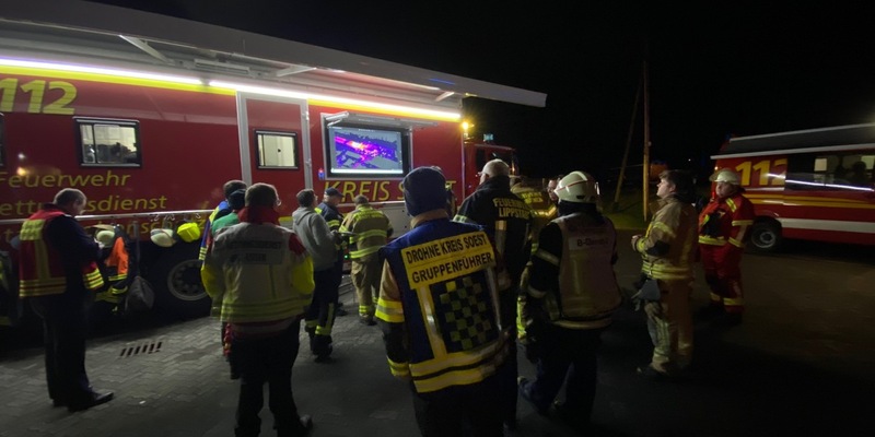 FW Kreis Soest: Großbrand in Rüthen - Rund 250 Einsatzkräfte bekämpfen Brand in einem Sägewerk - Foto: presseportal.de
