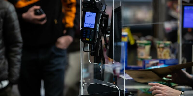Einige Einzelhändler möchten den Corona-«Spuckschutz» an Kassen beibehalten. - Foto: Tom Weller/dpa