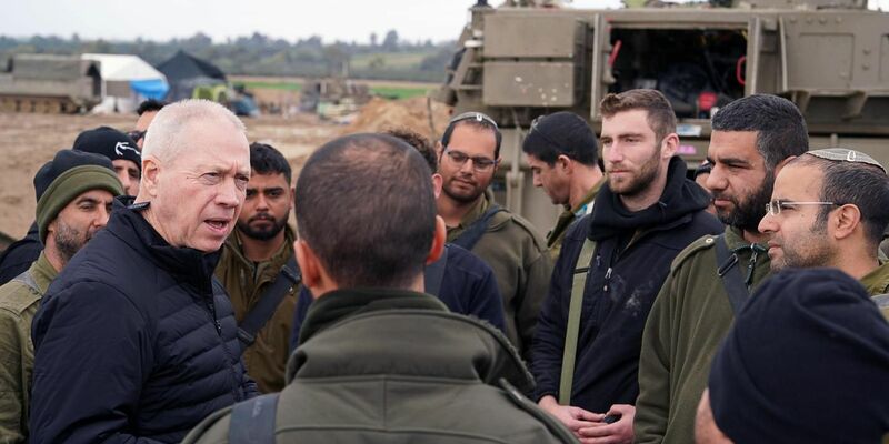 Verteidigungsminister Joav Galant (l)bricht nach Angaben seines Ministeriums heute nach Washington auf. - Foto: Ariel Hermoni/Zuma Press/dpa