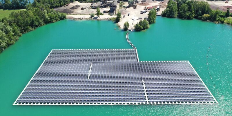 Eine schwimmende Photovoltaik-Anlage auf einem Baggersee. Bis 2045 soll Deutschland klimaneutral werden. Der Umbau der deutschen Energieversorgung soll höchste Priorität haben. - Foto: Benedikt Spether/dpa