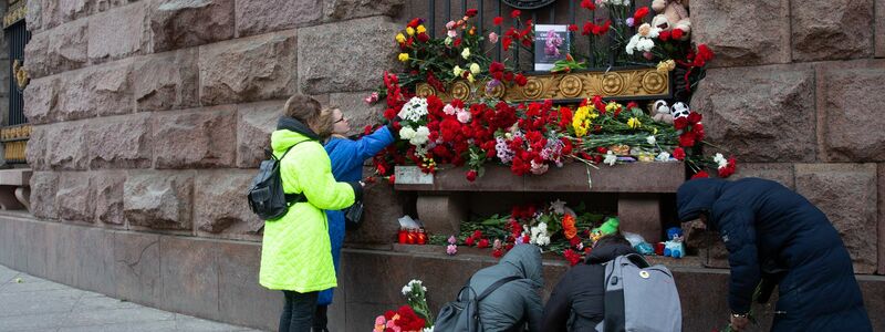 Menschen legen Blumen zum Gedenken an die Opfer des Moskauer Terroranschlags nieder. Heute gedenkt Russland der mehr als 130 Opfer des Terroranschlags auf eine Konzerthalle bei Moskau. - Foto: Irina Motina/XinHua/dpa