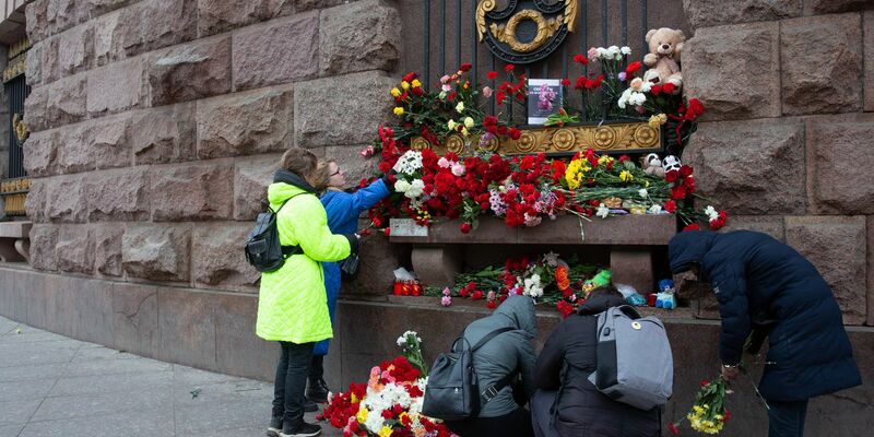 Menschen legen Blumen zum Gedenken an die Opfer des Moskauer Terroranschlags nieder. Heute gedenkt Russland der mehr als 130 Opfer des Terroranschlags auf eine Konzerthalle bei Moskau. - Foto: Irina Motina/XinHua/dpa