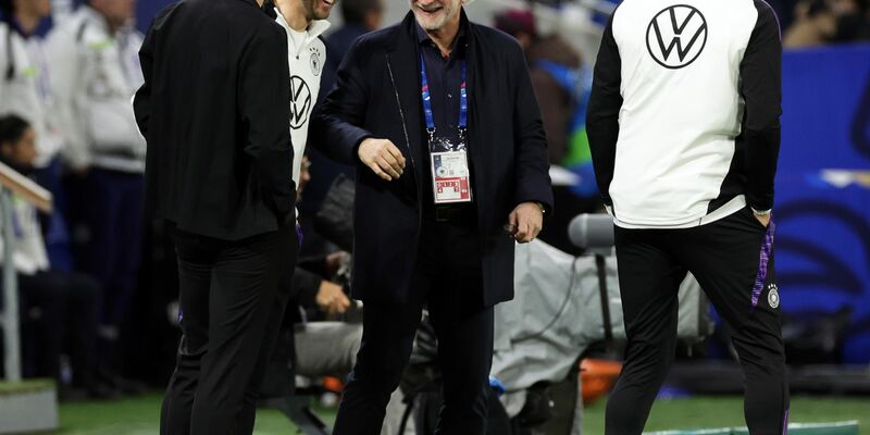 Deutschlands Sportdirektor Rudi Völler (M) und Bundestrainer Julian Nagelsmann (l) lachen vor dem Spiel. - Foto: Christian Charisius/dpa