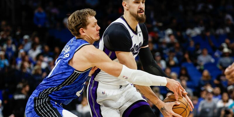 Moritz Wagner (l) versucht, Alex Lenvon von den Sacramento Kings den Ball zu stehlen. - Foto: Kevin Kolczynski/AP/dpa