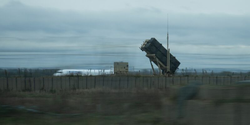 Eine Batterie des Flugabwehrraketensystems Patriot zur Luftraumüberwachung am polnischen Flughafen Jasionka. - Foto: Sebastian Gollnow/dpa