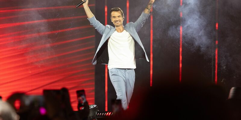 Florian Silbereisen begrüßt zum Tourauftakt «Das große Schlagerfest. XXL» in der WT Energiesysteme Arena Riesa die 5.000 Schlagerfans. - Foto: Daniel Schäfer/dpa