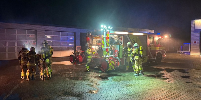 FW Rheurdt: Alarm im Autohaus: Gemeinschaftsübung der Löscheinheiten Rheurdt und Sevelen - Foto: presseportal.de