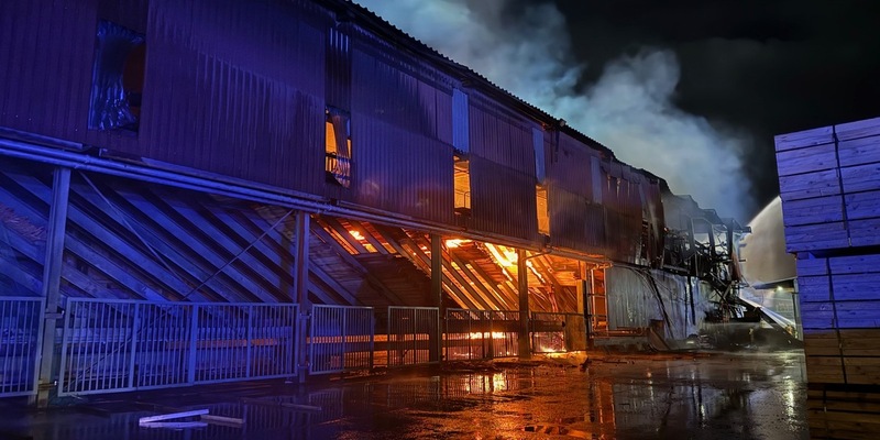 FW Kreis Soest: Folgemeldung Großbrand Rüthen: Mehr als 250 Einsatzkräfte bekämpfen Großbrand in einem Sägewerk. - Foto: presseportal.de