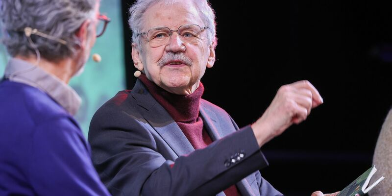 Der deutsche Kinderbuchautor Paul Maar will im nächsten Jahr gemeinsam mit seinem Enkel Hannes ein Bilderbuch zu dem Theaterstück «Opa Bär und die Menz» veröffentlichen. - Foto: Jan Woitas/dpa