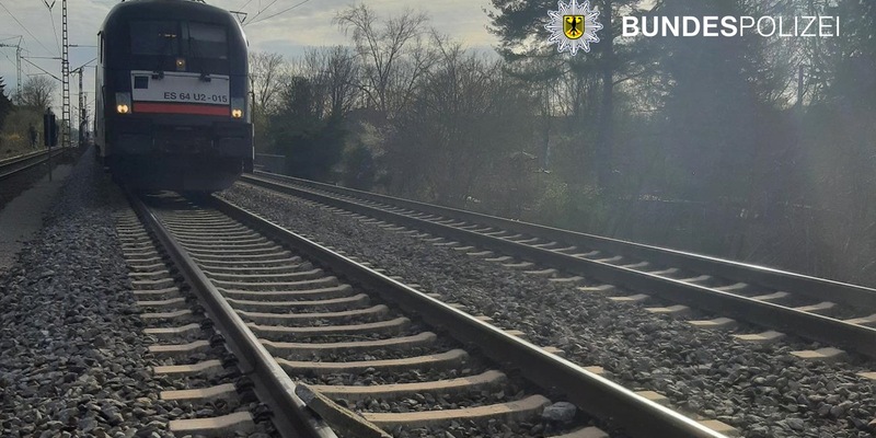 Bundespolizeidirektion München: Unbekannte legen Steinplatte auf Gleise / Bundespolizei bittet um Hinweise - Foto: presseportal.de