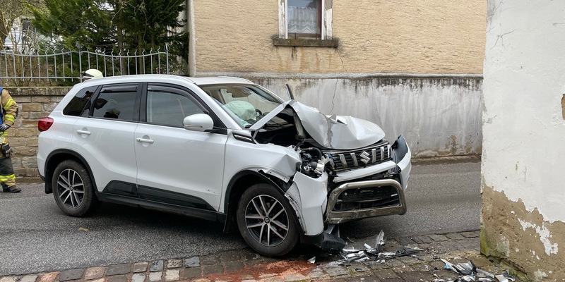 POL-PDKL: Nach Sekundenschlaf gegen die Hauswand gefahren - Foto: presseportal.de