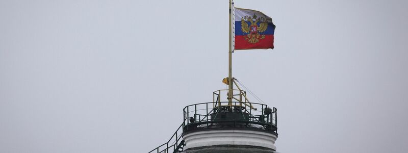 Die Flagge des russischen Präsidenten weht auf halbmast über dem Kreml. Nach einem der schwersten Terroranschläge in der russischen Geschichte begeht das Land einen nationalen Trauertag. - Foto: Vitaly Smolnikov/AP